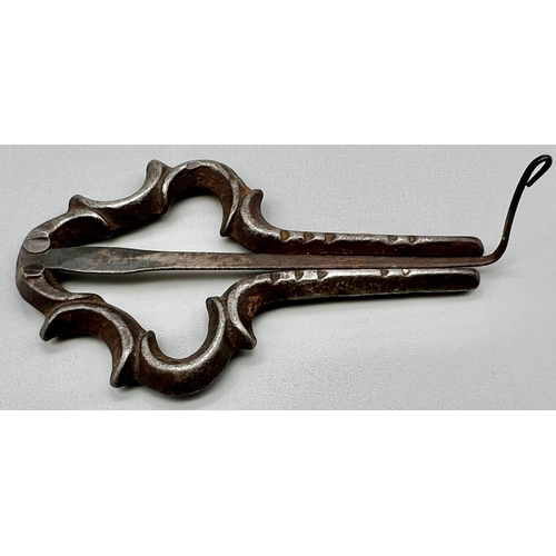 856 - An Early Jaw's Harp Musical Instrument. Made in England. Very good condition. 8 x 5cm.