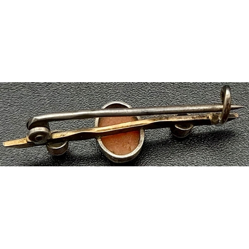 1033 - A Victorian 9K Gold Coral and Seed Pearl Brooch. 3cm.
1.1g total weight.