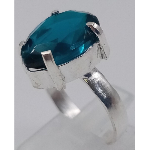 386 - A 20ct Blue Benitoite Stone Set In a 925 Silver Plated Ring. Pear cut. Size P.