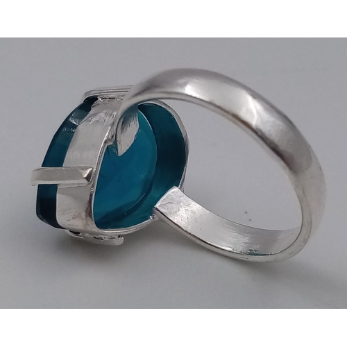 386 - A 20ct Blue Benitoite Stone Set In a 925 Silver Plated Ring. Pear cut. Size P.