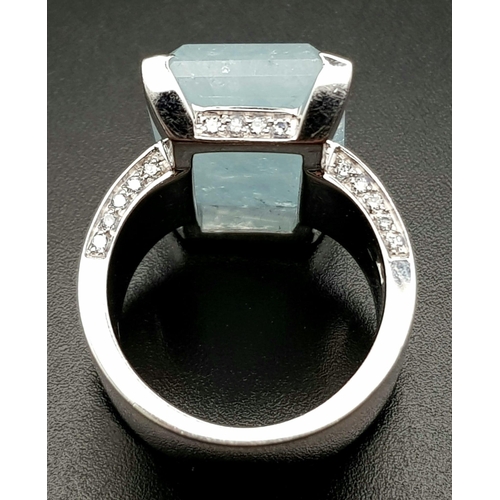 373 - A gorgeous 18 K white gold ring with a massive emerald cut aquamarine (21 x 12 x 5 mm) and diamonds ... 