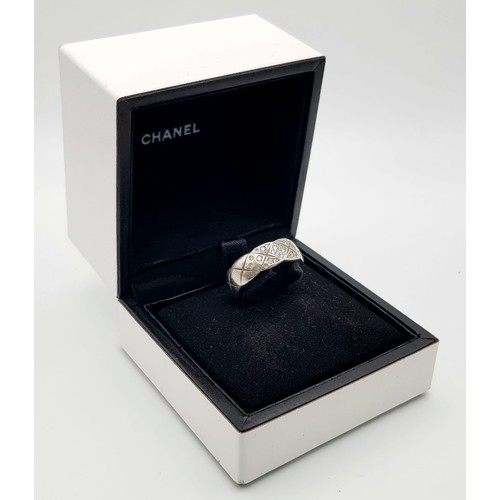 639 - An 18 K white gold ring with diamonds by CHANEL, in original presentation box. Ring size: L/M, weigh... 