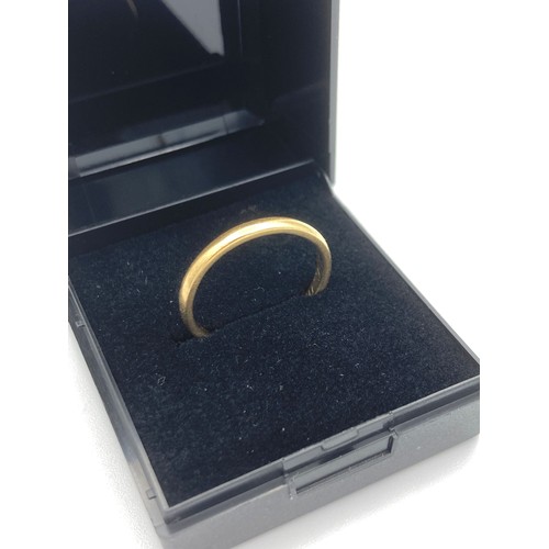 275 - 18 carat GOLD band with full UK hallmark. Presented in jewellers ring box. Excellent condition.
 2.7... 