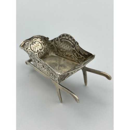 301 - Antique SILVER WHEELBARROW SALT, having clear hallmark for Levi and Salaman Birmingham 1909.
Repouss... 