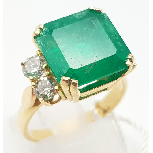 138 - A statement 18 K yellow gold ring with a Colombian emerald (7.96 carats) surrounded by four brillian... 