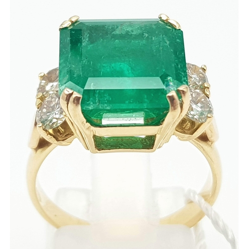 138 - A statement 18 K yellow gold ring with a Colombian emerald (7.96 carats) surrounded by four brillian... 