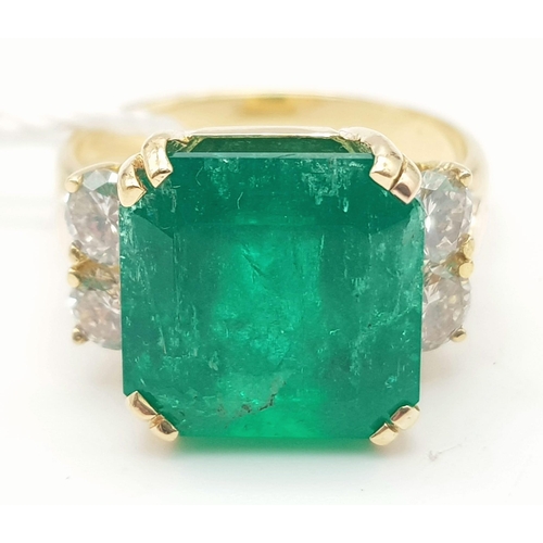 138 - A statement 18 K yellow gold ring with a Colombian emerald (7.96 carats) surrounded by four brillian... 