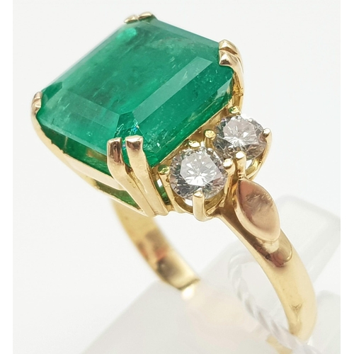 138 - A statement 18 K yellow gold ring with a Colombian emerald (7.96 carats) surrounded by four brillian... 