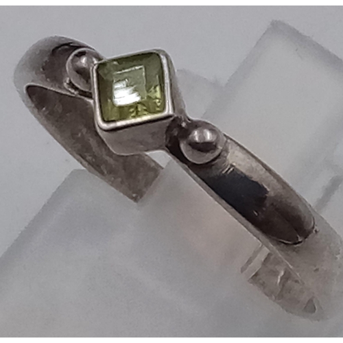 1189 - STERLING SILVER PERIDOT SET RING 1.8G