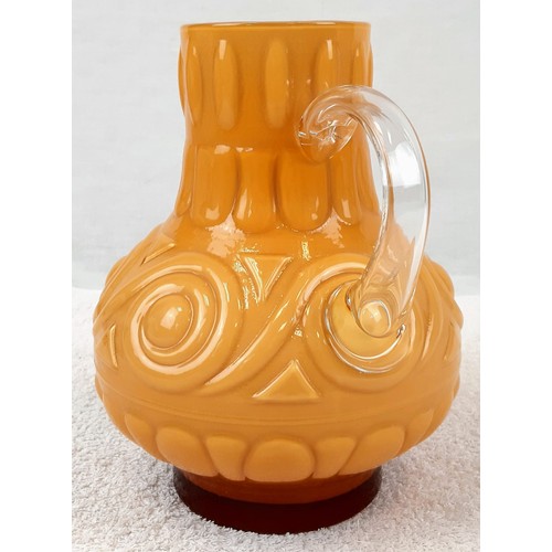 1141 - AN EARLY ITALIAN PATTERNED GLASS JUG IN AN UNUSUAL MUSTARD COLOUR.   22cms tall