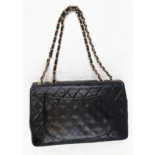 194 - A Classic Jumbo Chanel Handbag. Black caviar leather in a diamond quilt formation. Interwoven leathe... 