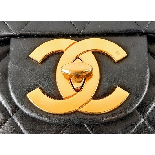 194 - A Classic Jumbo Chanel Handbag. Black caviar leather in a diamond quilt formation. Interwoven leathe... 