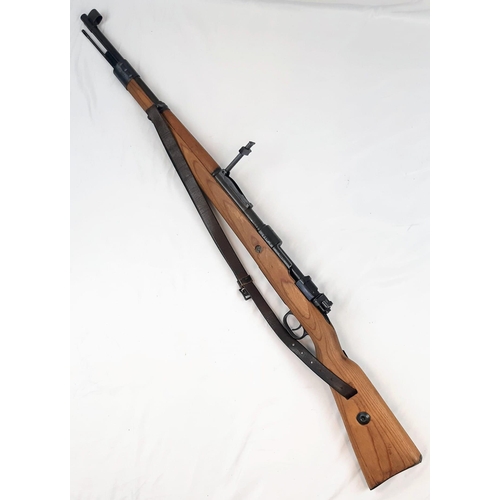 35 - A WORLD WAR II MAUSER K98 BOLT ACTION RIFLE (DEACTIVATED) A NICE PIECE OF MILITARY HISTORY IN VERY G... 