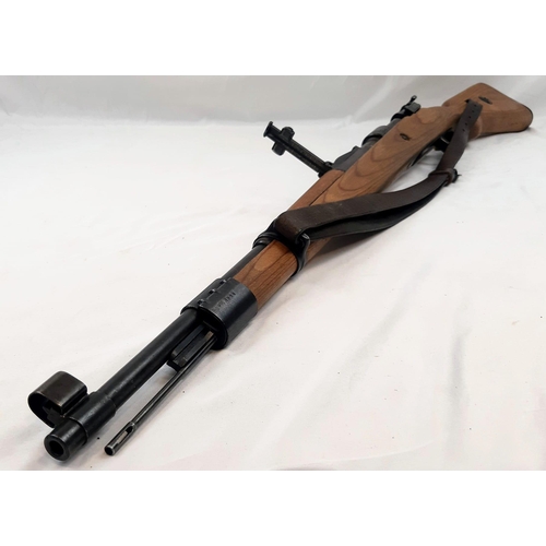 35 - A WORLD WAR II MAUSER K98 BOLT ACTION RIFLE (DEACTIVATED) A NICE PIECE OF MILITARY HISTORY IN VERY G... 