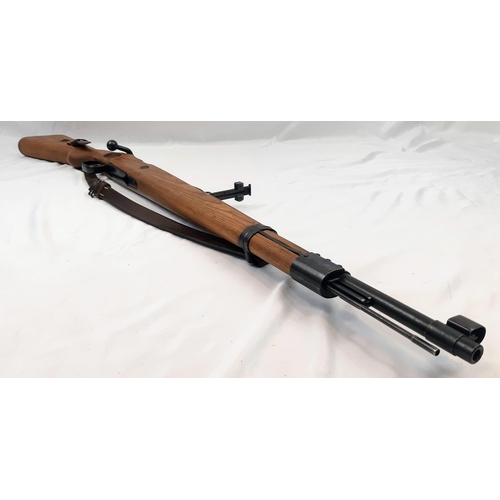 35 - A WORLD WAR II MAUSER K98 BOLT ACTION RIFLE (DEACTIVATED) A NICE PIECE OF MILITARY HISTORY IN VERY G... 