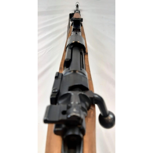 35 - A WORLD WAR II MAUSER K98 BOLT ACTION RIFLE (DEACTIVATED) A NICE PIECE OF MILITARY HISTORY IN VERY G... 