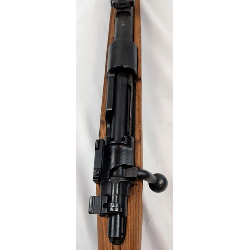 35 - A WORLD WAR II MAUSER K98 BOLT ACTION RIFLE (DEACTIVATED) A NICE PIECE OF MILITARY HISTORY IN VERY G... 