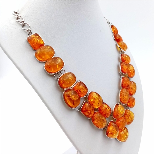 189 - A substantial amber necklace and bracelet set in a presentation case. Total weight: 106 g.