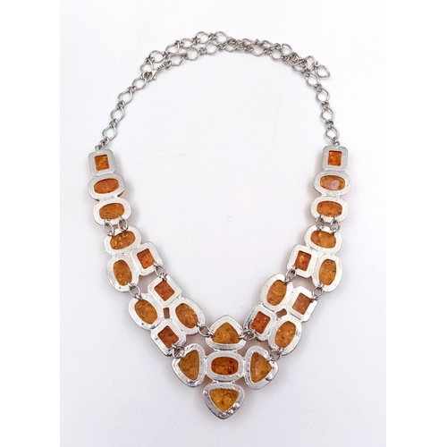 189 - A substantial amber necklace and bracelet set in a presentation case. Total weight: 106 g.