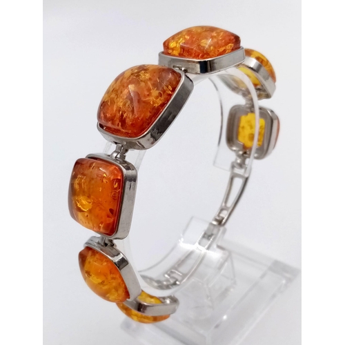 189 - A substantial amber necklace and bracelet set in a presentation case. Total weight: 106 g.