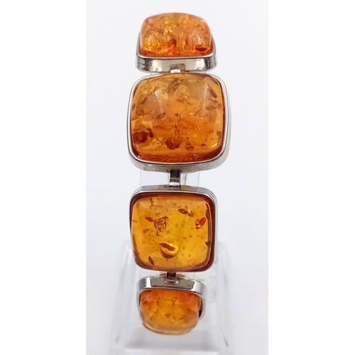 189 - A substantial amber necklace and bracelet set in a presentation case. Total weight: 106 g.