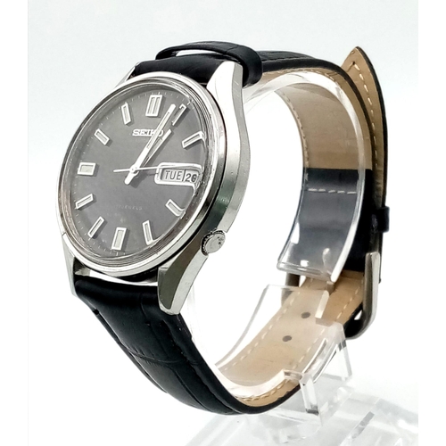 294 - Vintage Seiko automatic black 17 jewels luminous hands watch with leather strap. 42mm. Length: 25cm.