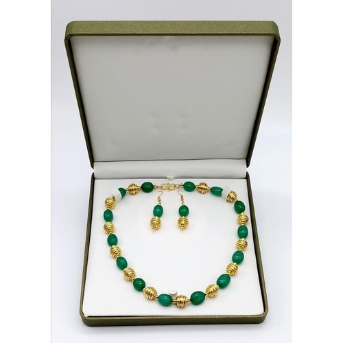 175 - A beautiful necklace and earrings set with large emerald cabochons and gilded accents. In a presenta... 