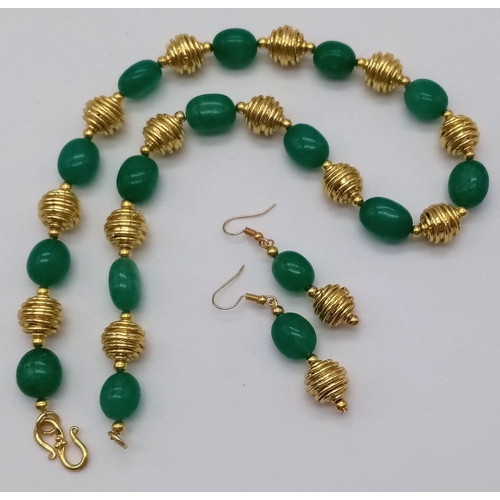 175 - A beautiful necklace and earrings set with large emerald cabochons and gilded accents. In a presenta... 