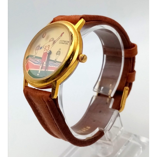 567 - Vintage American Football gold toned watch with leather strap. 40mm. Length: 23cm.