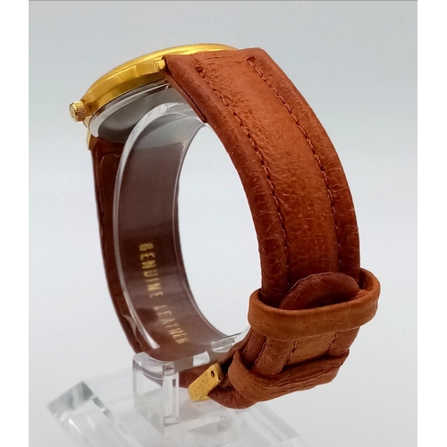 567 - Vintage American Football gold toned watch with leather strap. 40mm. Length: 23cm.