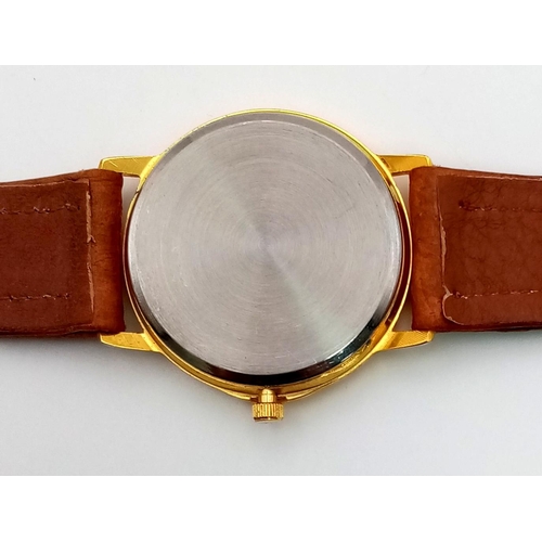 567 - Vintage American Football gold toned watch with leather strap. 40mm. Length: 23cm.