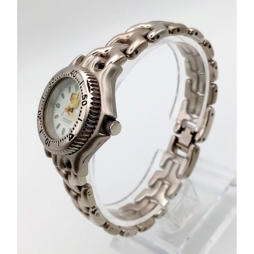 266 - Ladies TAG HEUR professional 200m wrist watch in stainless steel in good working order. 30mm. Length... 