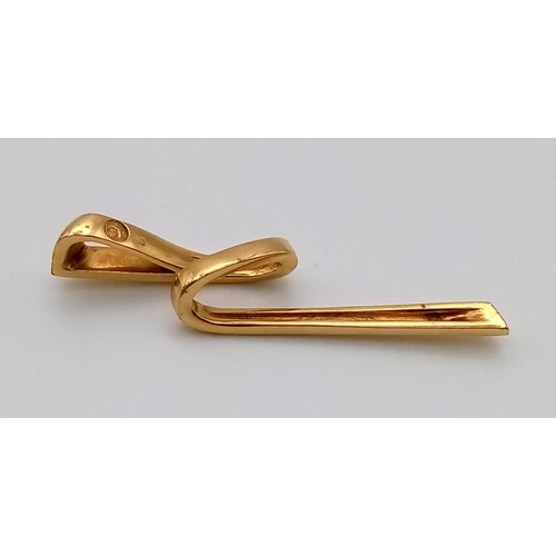 45 - An 18K Yellow Gold Ribbon Pendant. 4cm. 5.25g.