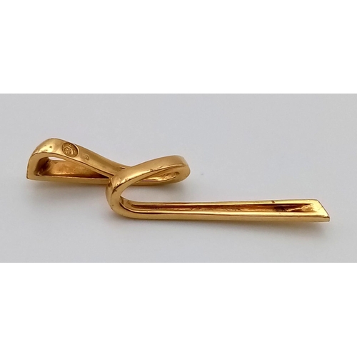 45 - An 18K Yellow Gold Ribbon Pendant. 4cm. 5.25g.