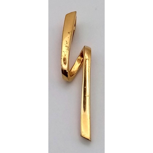 45 - An 18K Yellow Gold Ribbon Pendant. 4cm. 5.25g.