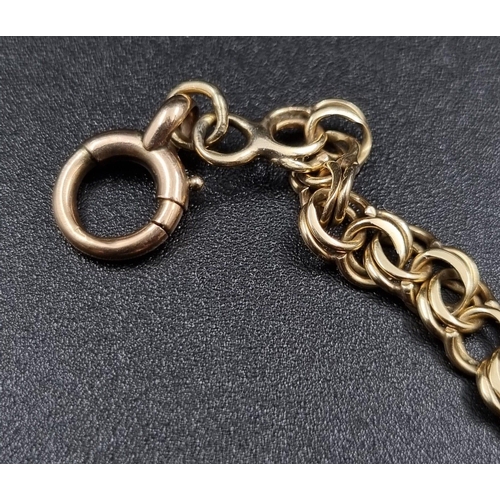 207 - A Vintage 9K Yellow Gold Double-Link Bracelet. 18cm. 7g total weight.