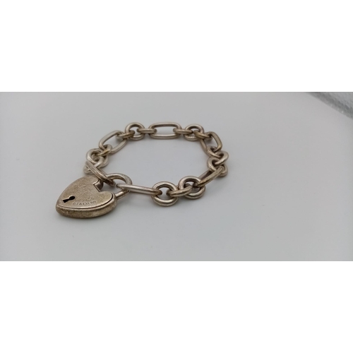 72 - A Tiffany and Co 925 Silver Heart Clasp Bracelet. 16cm.
35.64g total weight. Comes in a Tiffany box.