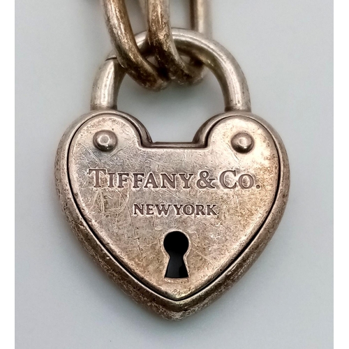 72 - A Tiffany and Co 925 Silver Heart Clasp Bracelet. 16cm.
35.64g total weight. Comes in a Tiffany box.