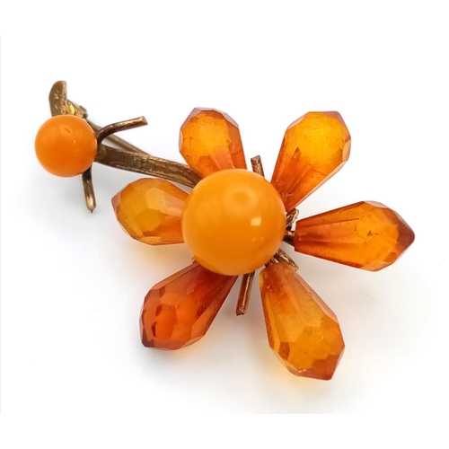 360 - A Vintage Amber Brooch in the Form of a Sunflower.
5cm.