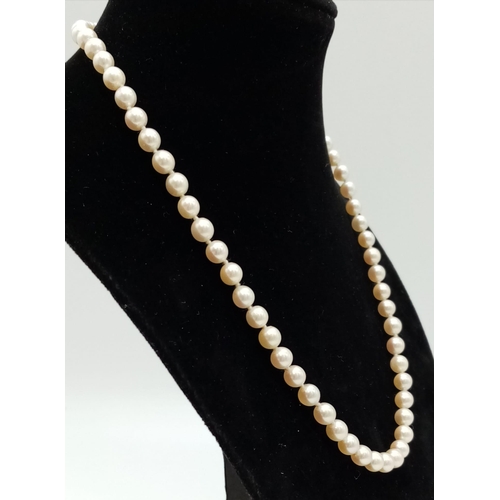 346 - A Vintage Natural High-Quality Pearl Necklace with 18k Gold Clasp. 42cm.