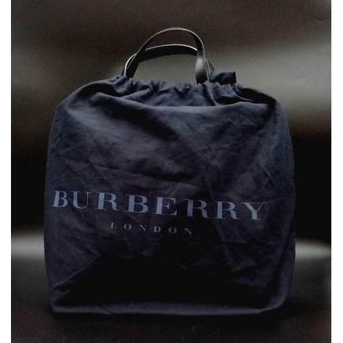 400 - A BURBERRY handbag with original protective cloth bag. Appr. dimensions: 27 x 11 x 27 cm. Ref: 9396