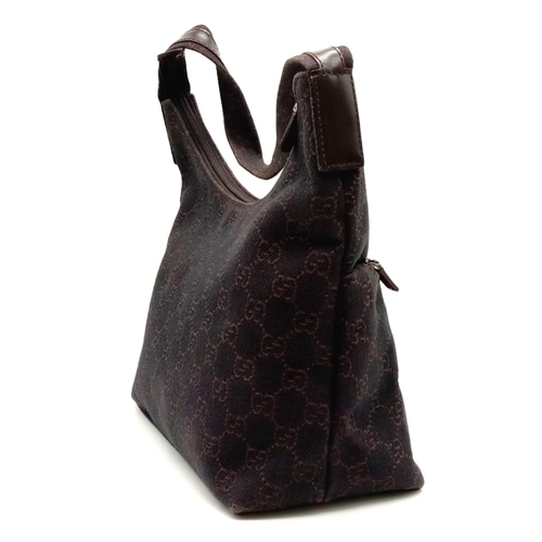 169 - A GUCCI handbag with original cloth protective bag. Appr. dimensions: 25 x 11 x 26 cm. Ref: 9422