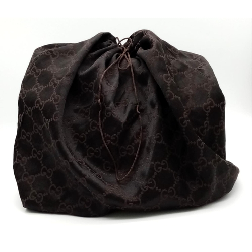 169 - A GUCCI handbag with original cloth protective bag. Appr. dimensions: 25 x 11 x 26 cm. Ref: 9422