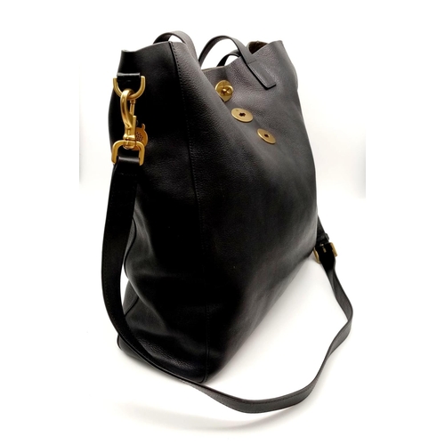 200 - A large, black leather, MULBERRY bag. Appr. dimensions: 38 x 14 x 37 cm. Ref: 9345