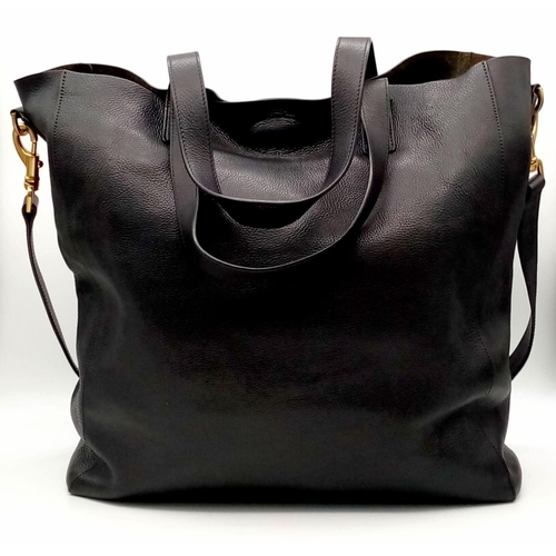 200 - A large, black leather, MULBERRY bag. Appr. dimensions: 38 x 14 x 37 cm. Ref: 9345