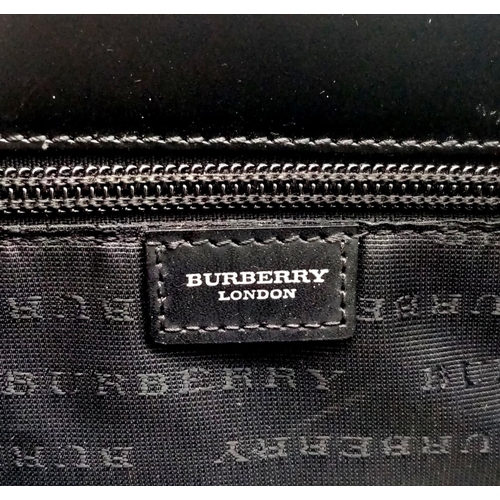 400 - A BURBERRY handbag with original protective cloth bag. Appr. dimensions: 27 x 11 x 27 cm. Ref: 9396