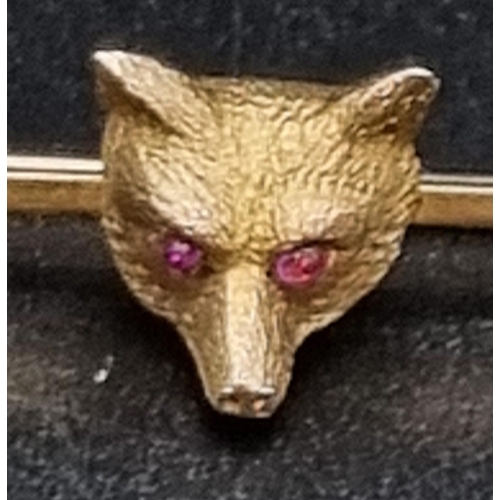 571 - A Victorian 9K Yellow Gold Fox Brooch with Ruby Eyes. Comes in original box. Brooch - 5cm. 3.8g tota... 