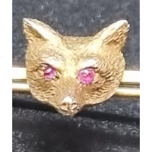 571 - A Victorian 9K Yellow Gold Fox Brooch with Ruby Eyes. Comes in original box. Brooch - 5cm. 3.8g tota... 