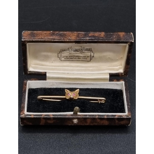 571 - A Victorian 9K Yellow Gold Fox Brooch with Ruby Eyes. Comes in original box. Brooch - 5cm. 3.8g tota... 