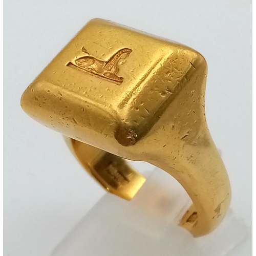 58 - A Very Heavy Vintage 22K Sphinx Signet Ring. Size Q.
45.85g.